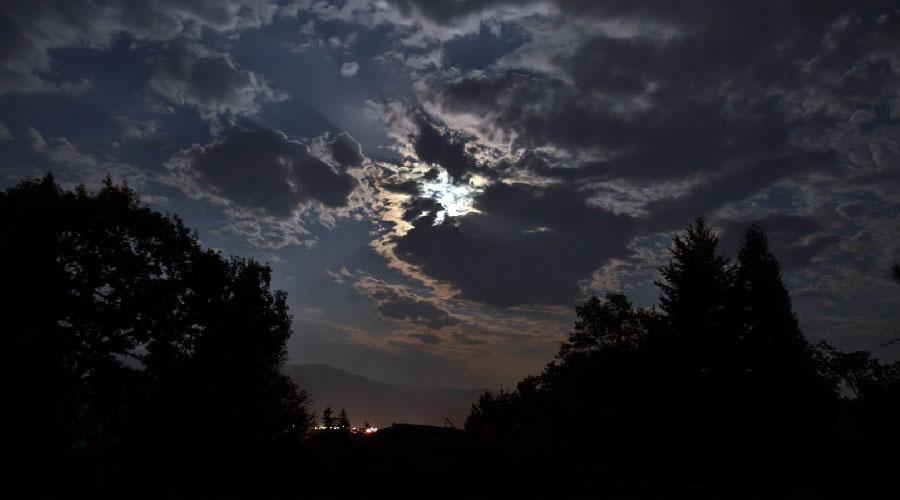 Pico Tres Provincias bajo la Luna llena