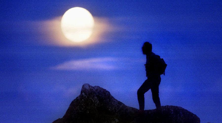 Pico Tres Provincias bajo la Luna llena