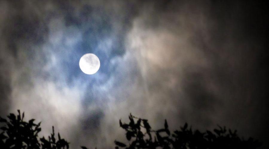 Raquetas bajo la luna llena en Sierra Nevada