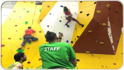 Introductory climbing course on a climbing wall
