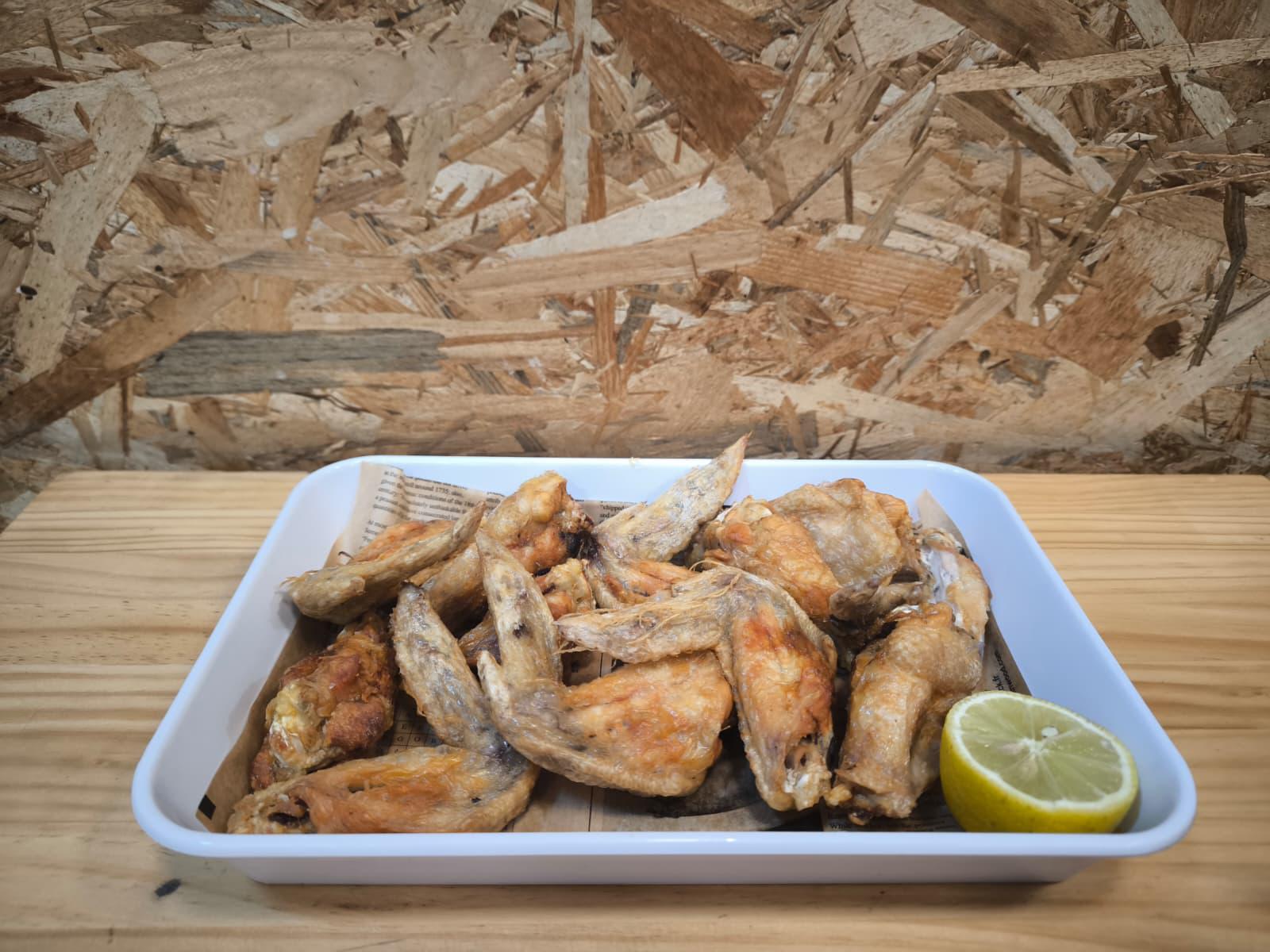 CHICKEN WINGS €9